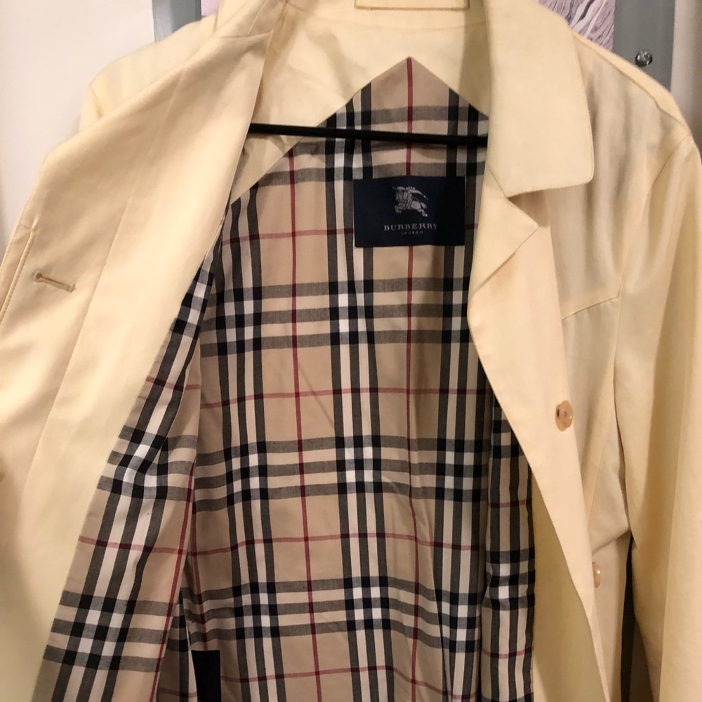 Women’s Burberry Trenchcoat